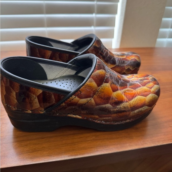Dansko Brown and Orange Snakeskin style Clogs Sz 36/6 - Picture 4 of 7